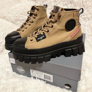 Women’s Palladium revolt hi boots size 7